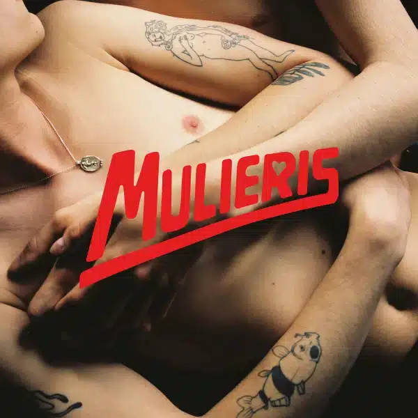 Due persone che si abbracciano a petto nudo con il logo Mulieris
