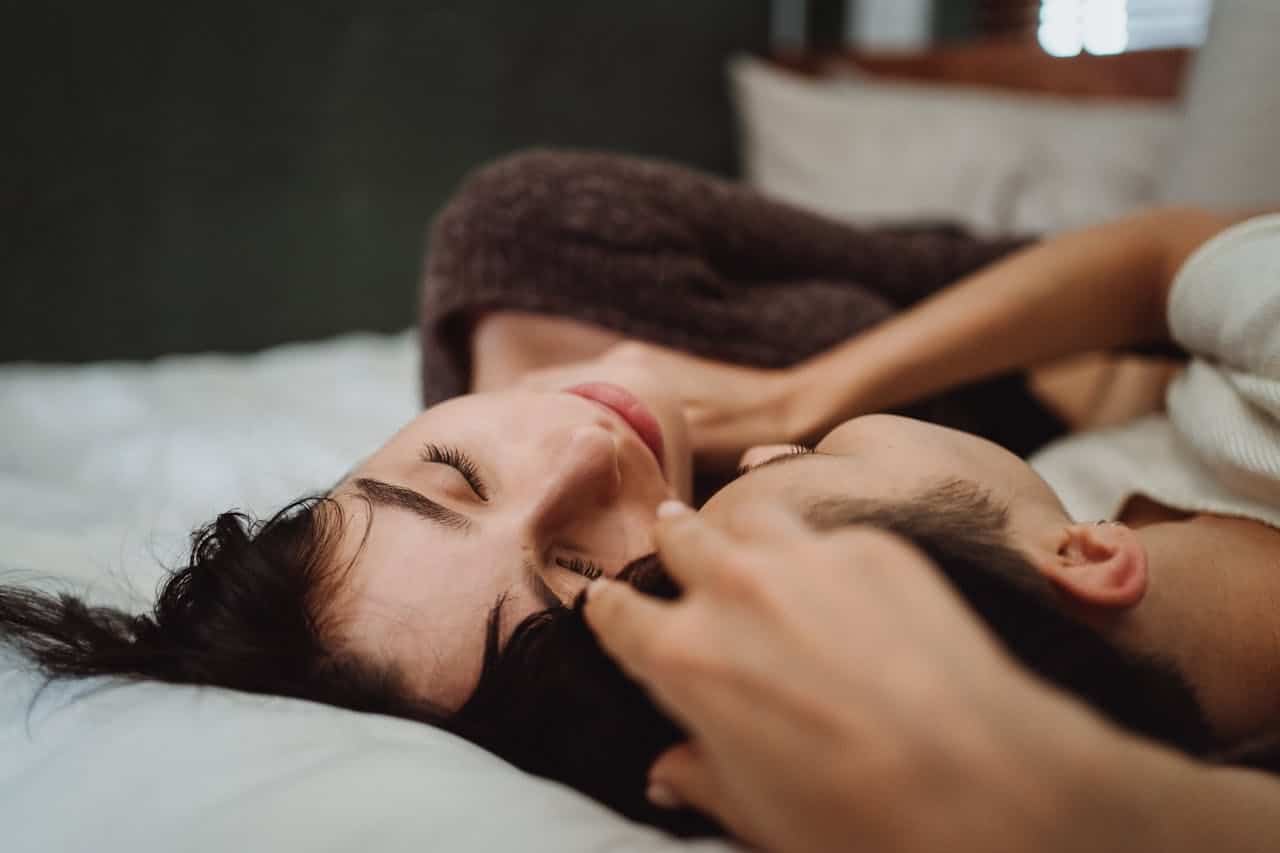 Coppia che parla a letto